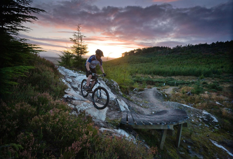 A MOUNTAIN BIKER ON THE BLACK ROUTE  - PART OF THE BALBLAIR MOUNTAIN  BIKE TRAILS (FORESTRY COMMISSION)  NEAR BONAR BRIDGE, SUTHERLAND, HIGHLANDS OF SCOTLAND. SEPTEMBER 2008
PIC: P.TOMKINS/VisitScotland/SCOTTISH VIEWPOINT
Tel: +44 (0) 131 622 7174  
Fax: +44 (0) 131 622 7175
E-Mail : info@scottishviewpoint.com
This photograph cannot be used without prior permission from Scottish Viewpoint.