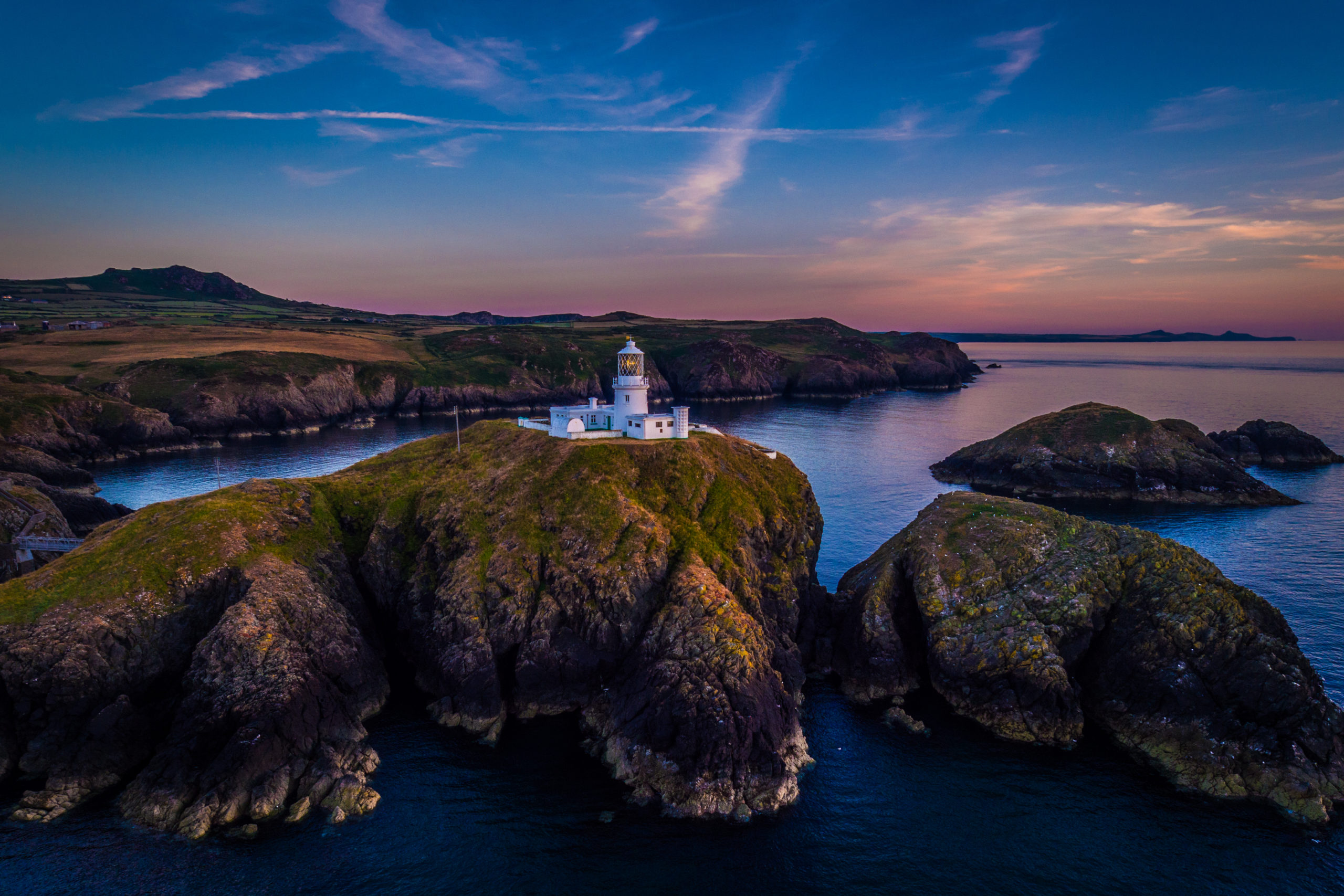 STRUMBLE-HEAD-LIGHT-HOUSE-Pencaer-Pembroke-Wales-2